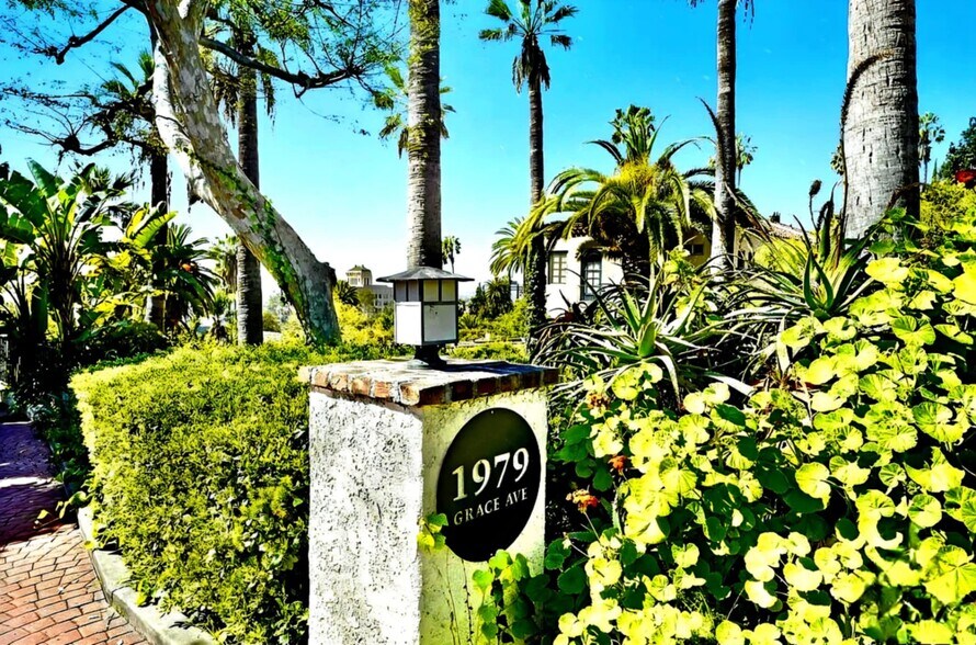 Primary Photo - 1979 Grace Ave