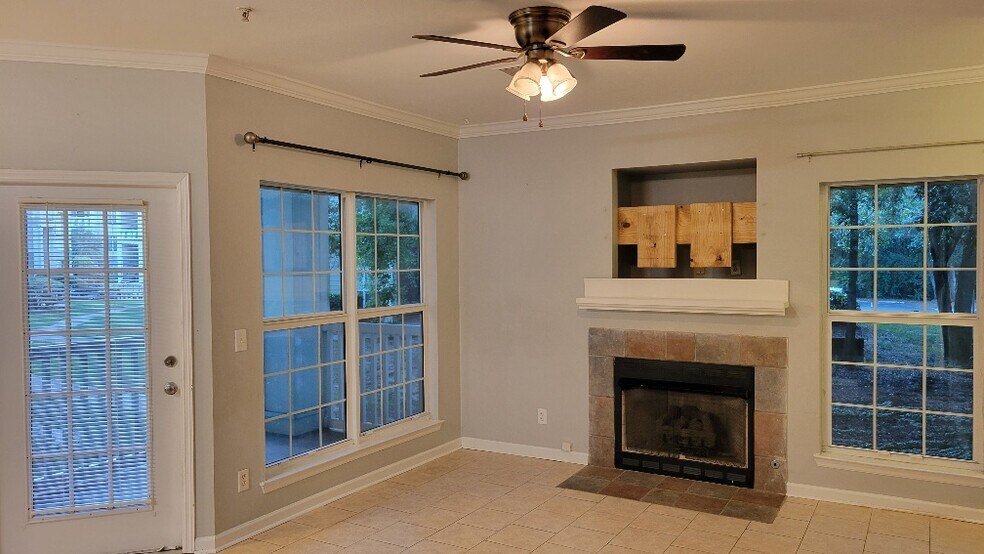 Building Photo - 700 Daniel Ellis Dr
