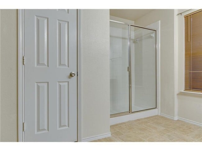 Building Photo - Beautiful single-story home with a front g...