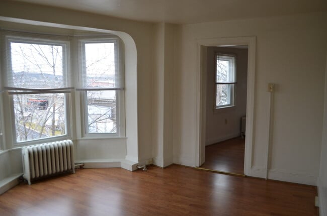 Building Photo - 1 Bedroom 3rd Floor Apartment Near York Re...