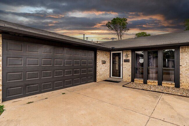 Building Photo - Fully Furnished Rental