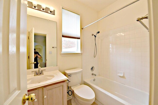 Building Photo - 4220 N Summercrest Loop