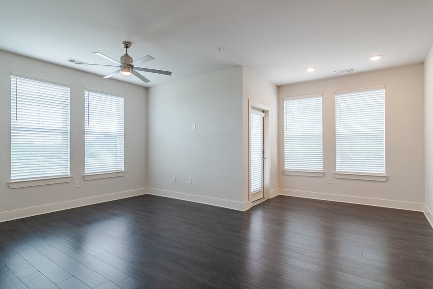 Building Photo - Promenade at Newnan Crossing