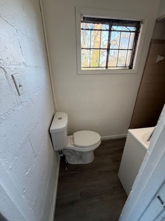 Building Photo - 975 Sparks St SW