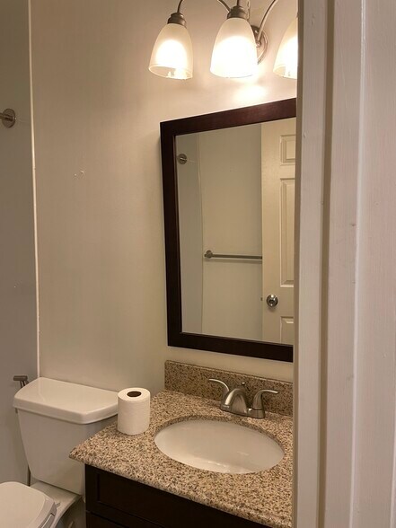 Building Photo - 8 Deer Run Ct