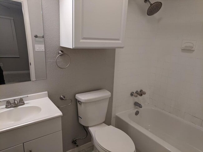 Building Photo - 5817 Spring Meadow Rd