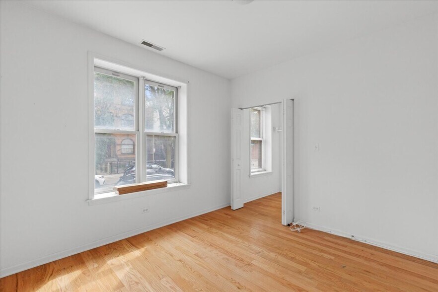 Building Photo - 3706 N Kenmore Ave