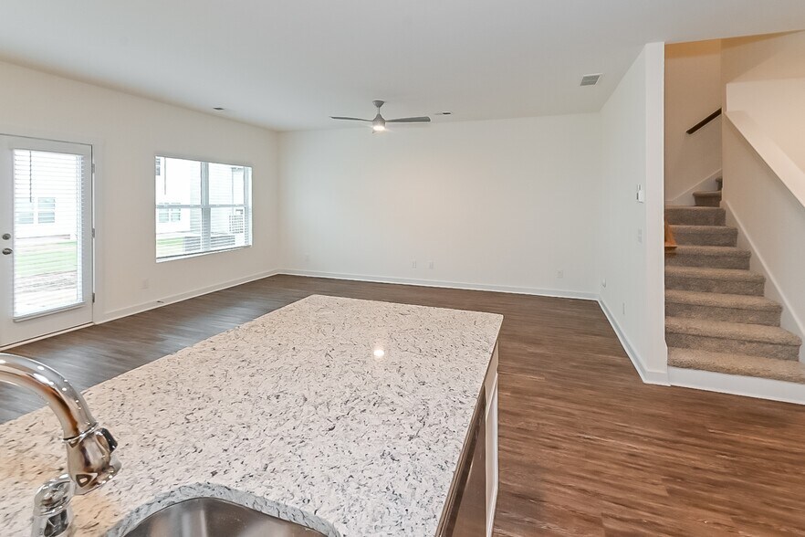 Building Photo - 128 The Heights Dr