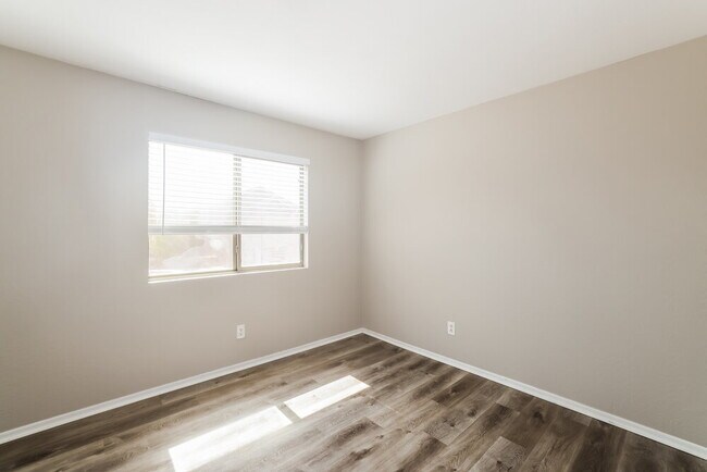 Building Photo - 13833 W Keim Dr