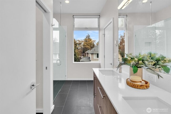 Building Photo - 9732 Woodlawn Ave N