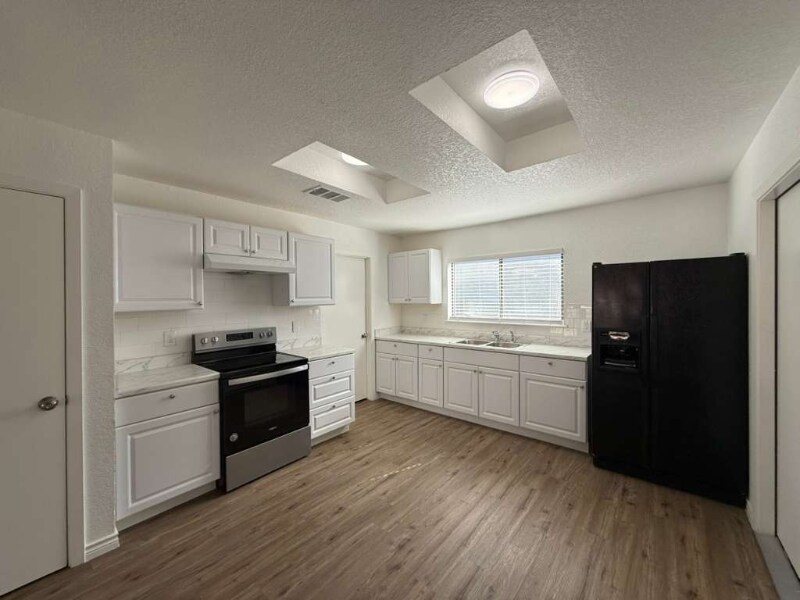 Building Photo - 4455 Sherwood Way