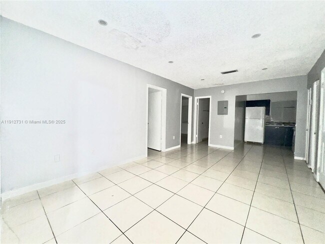 Building Photo - 637 SW 10th Ave