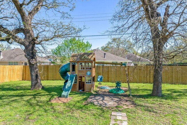 Building Photo - Newly Renovated 3 bed, 2 bath home on cul-...