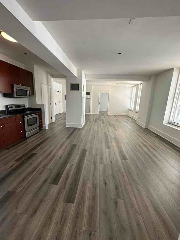 Building Photo - 810 Flower St