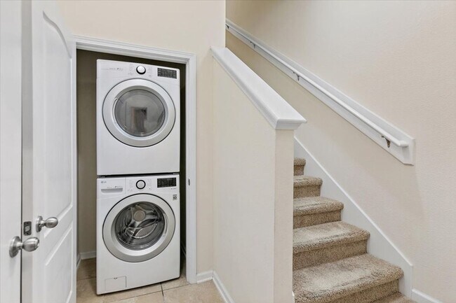Building Photo - Spacious 2/2 Condo located in the highly s...