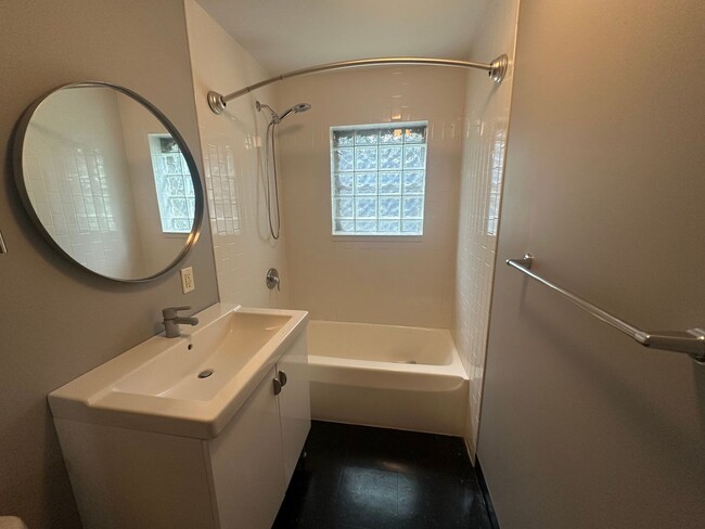 Building Photo - Luxury Living on Summit Ave! – Spacious 3B...