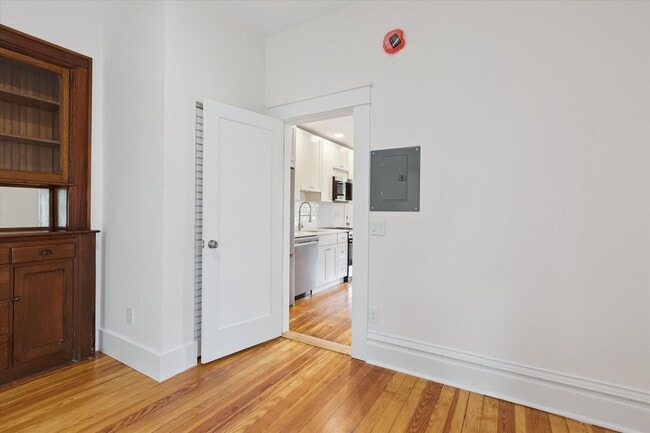 Building Photo - Fall 2026 Pre-Leasing! Freshly Renovated 1...