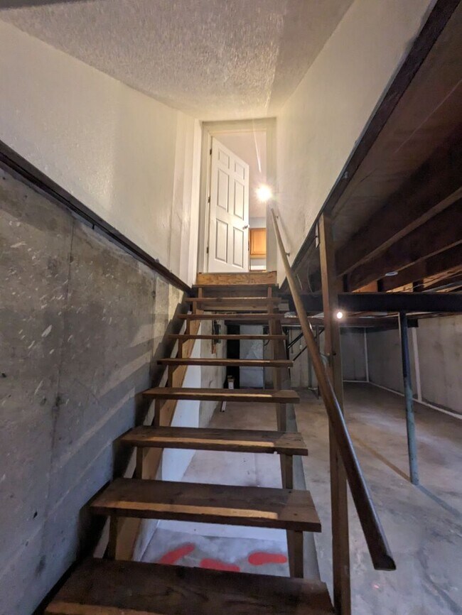 Building Photo - 307 NE Timbercreek Dr