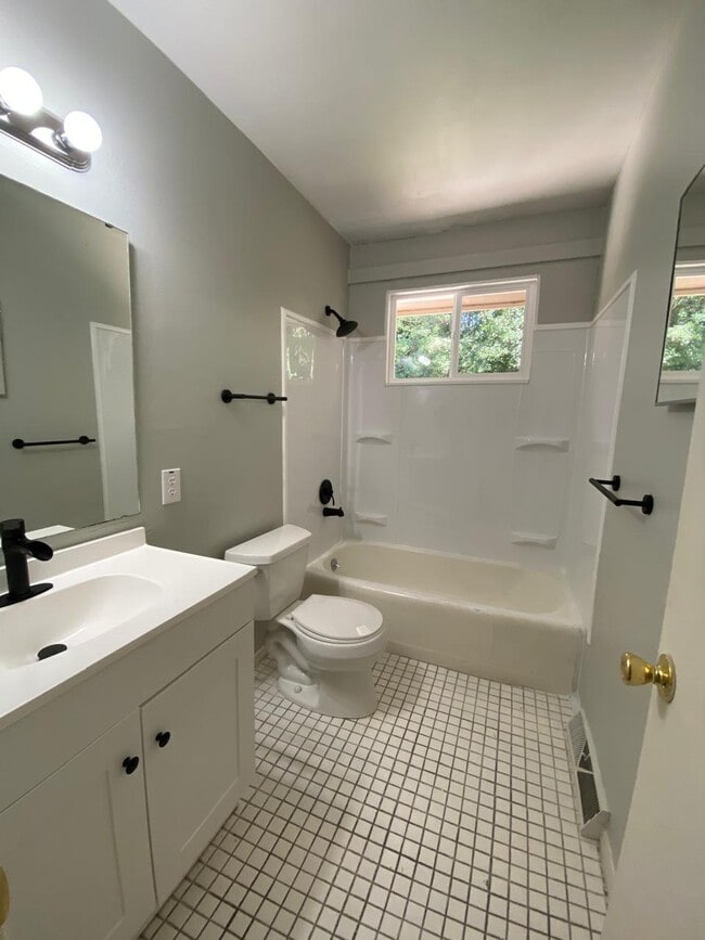 Building Photo - 521 Blendwood Dr