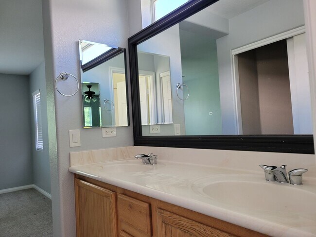 Building Photo - Beautiful SW home Annual Ridge