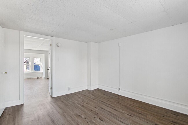 Building Photo - Spacious 5 Bedroom, 1 Bath Home!