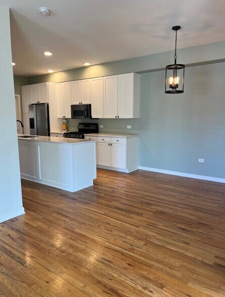 Building Photo - 912 W Chicago Ave