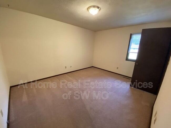 Building Photo - 513 E Latoka Ct