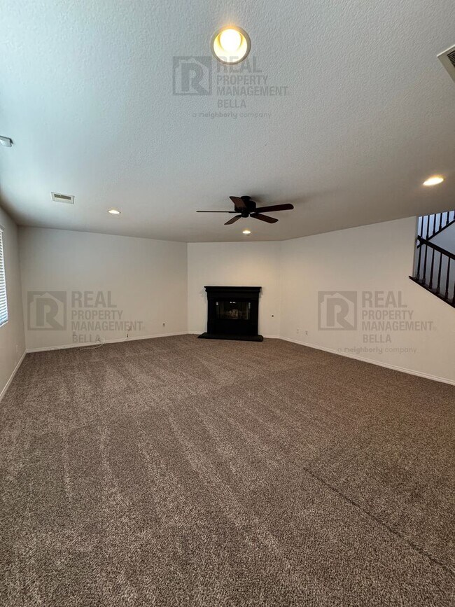Building Photo - Huge Kitchen, Downstairs Bedroom, and More...