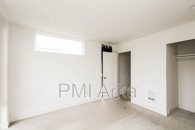 Building Photo - 909 28th Ave S