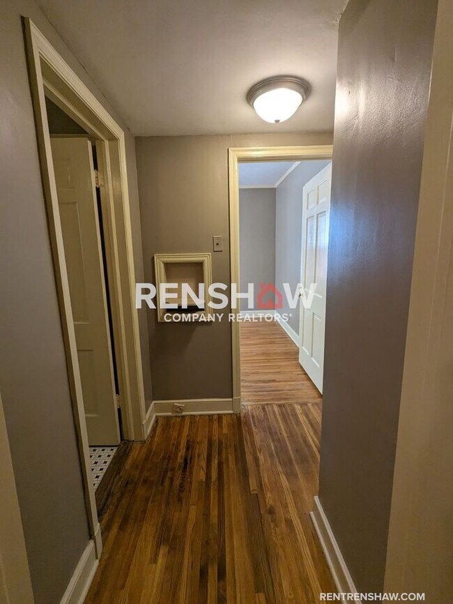 Building Photo - Convenient, 3/2 Home In East Memphis Now A...
