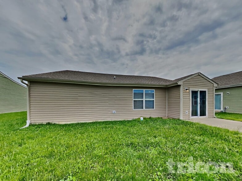 Building Photo - 1806 12 Oaks Dr