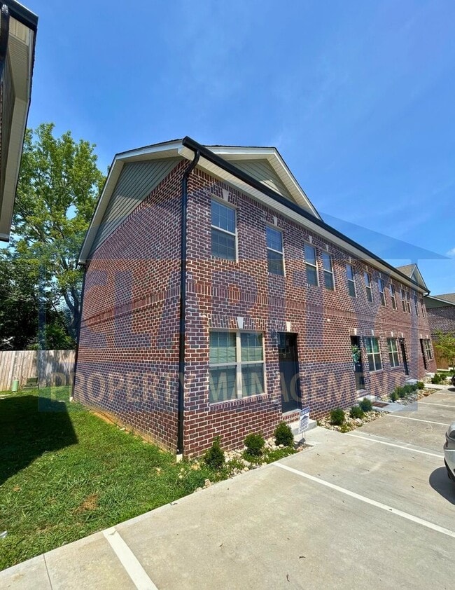 Building Photo - Newly Constructed Townhome!