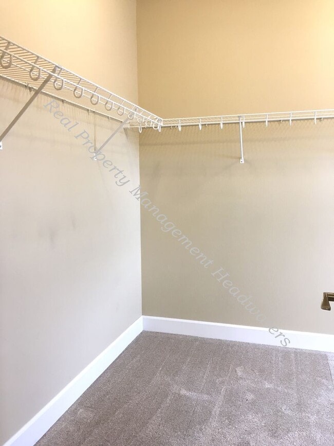 Building Photo - 5 Bedroom 3 Bath House for Rent