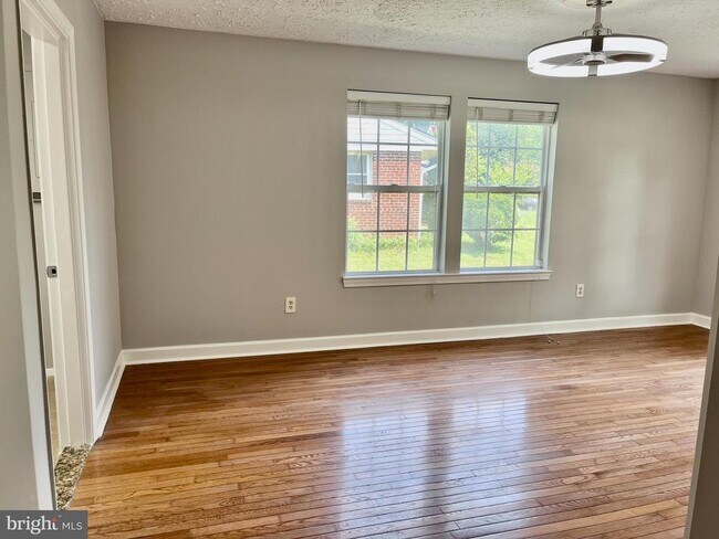 Building Photo - 5350 Ravensworth Rd