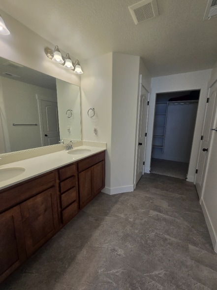 Building Photo - 984 W Sunspear Dr