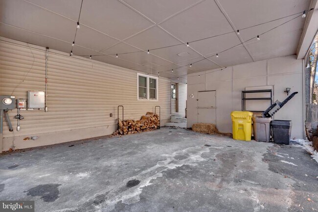 Building Photo - 1080 Crestview Dr