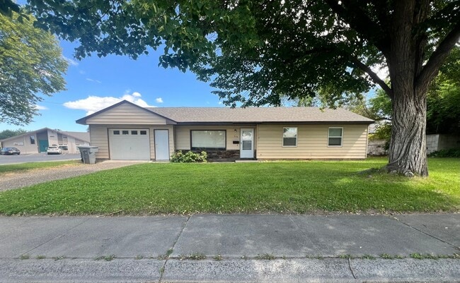 Primary Photo - Charming 3-Bedroom Home in Prime Richland ...
