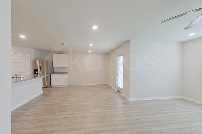 Building Photo - 127 Swallowtail Ln