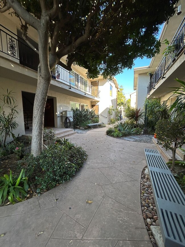 Building Photo - SPACIOUS 1BD/1BA UNIT INCLUDES 1-CAR GARAGE