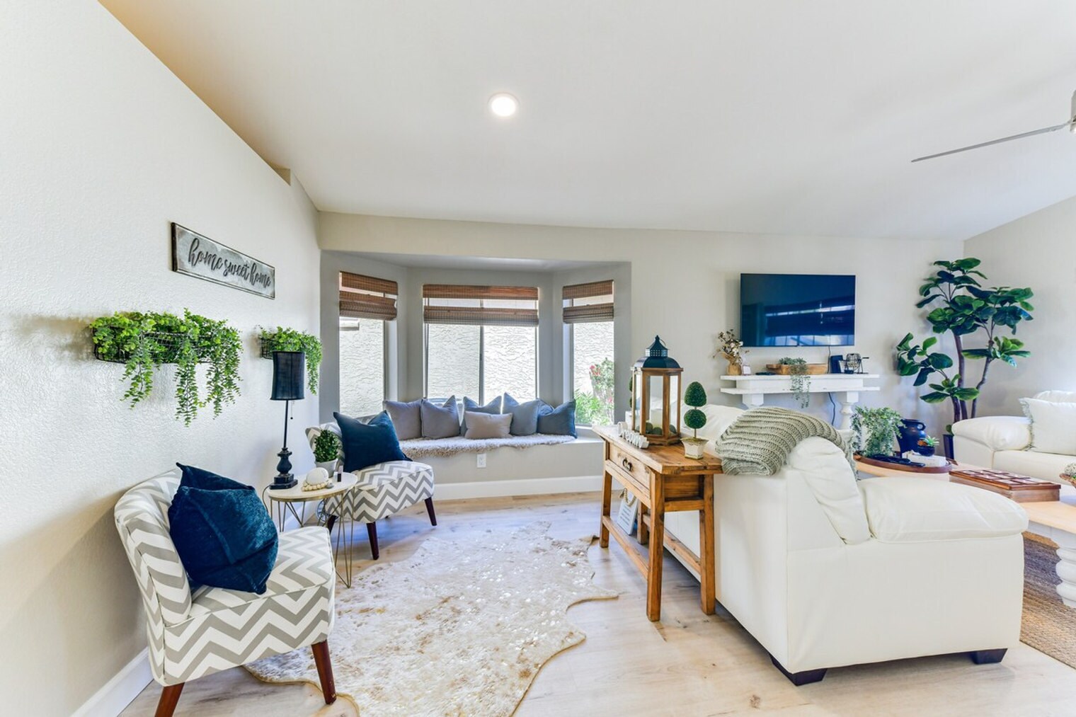 Building Photo - 1120 N Val Vista Dr