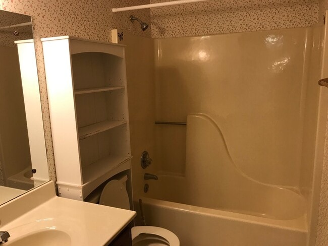 Building Photo - Prime location!  Award winning Oak Ridge Schools