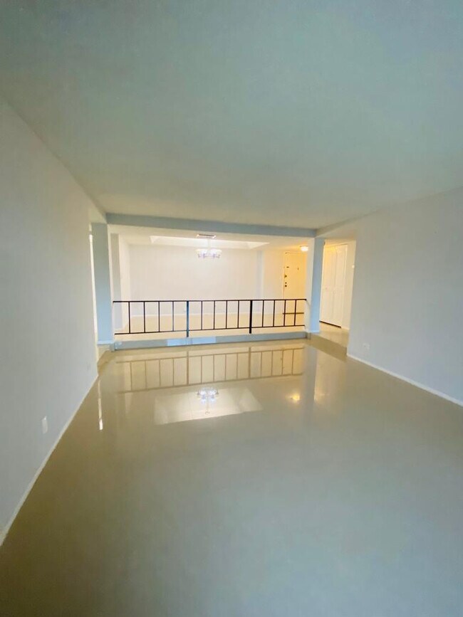 Building Photo - 3760 Inverrary Dr