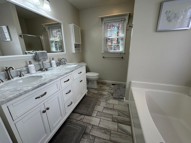 Building Photo - AVAILABLE TO SHOW!