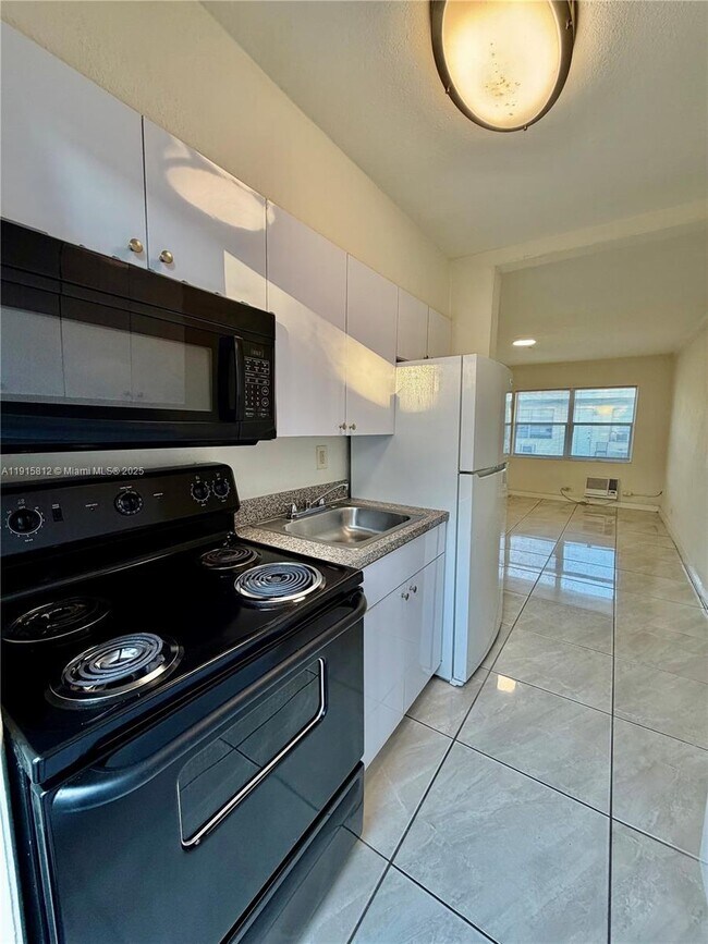 Building Photo - 2571 NW 13th Ct