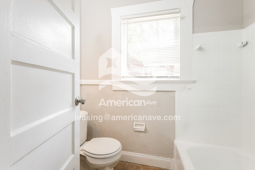 Building Photo - 2418 Gould St