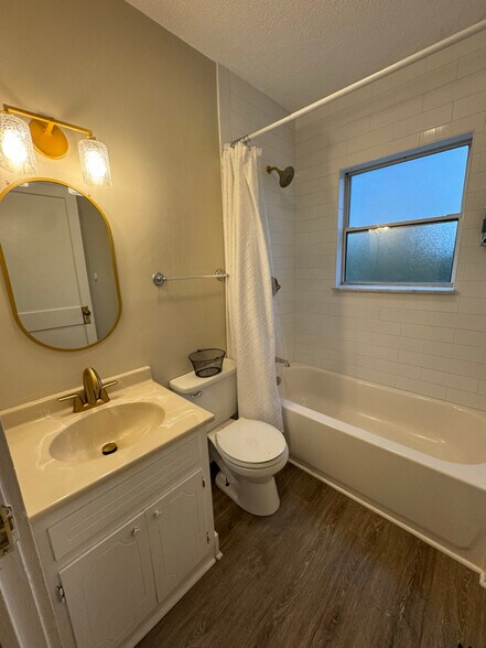 Building Photo - 160 Adams St