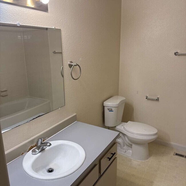 Building Photo - Ground Floor 1 Bedroom In Unit W/D Walk ou...