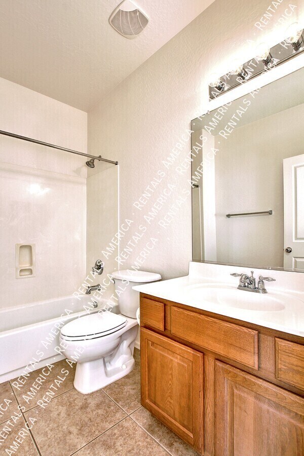 Building Photo - 935 E Blue Spruce Ln