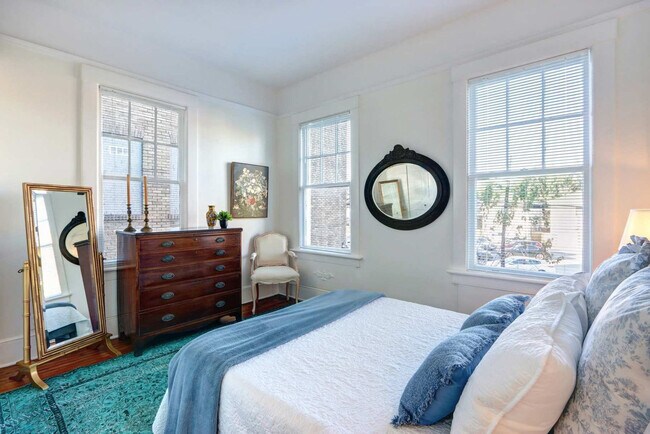 Building Photo - 306 E Victory Dr