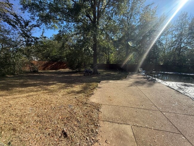 Building Photo - 2008 Longview Dr